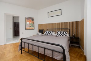 Iron/ironing board, travel crib, WiFi, bed sheets