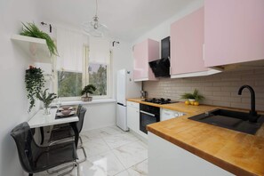 Fridge, oven, stovetop, coffee/tea maker