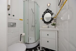 Dusche, Haartrockner, Handtücher