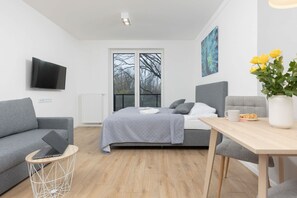 Tabla de planchar con plancha, wifi y ropa de cama 