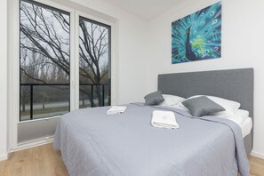 Tabla de planchar con plancha, wifi y ropa de cama 