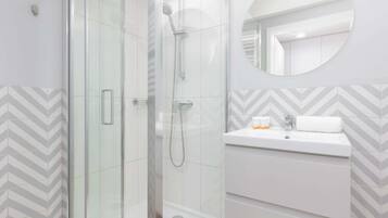 Ducha, secador de pelo, toallas, shampoo