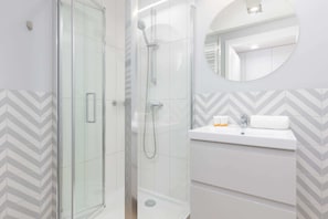 Shower, hair dryer, towels, shampoo