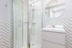 Shower, hair dryer, towels, shampoo