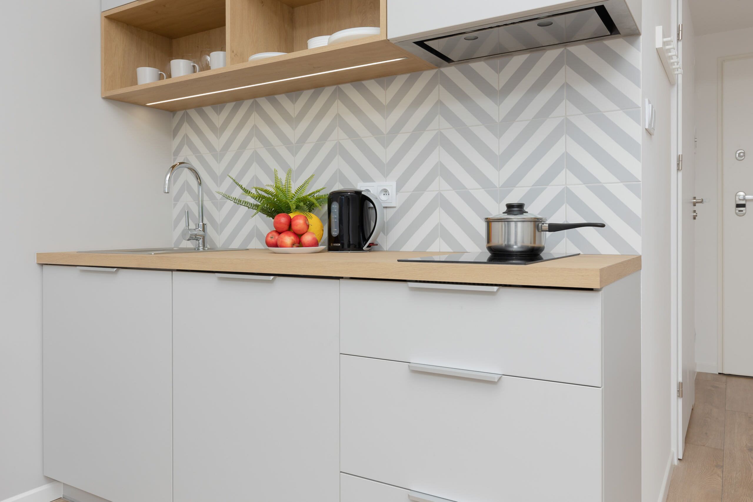 Refrigerador, parrilla de estufa y utensilios de cocina 