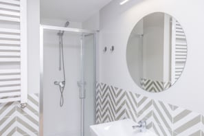 Dusche, Haartrockner, Handtücher, Shampoo