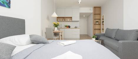 Tabla de planchar con plancha, wifi y ropa de cama