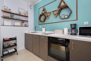 Frigorifero, microonde, forno, piano cottura