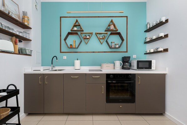 Een koelkast, een microgolfoven, een oven, een kookplaat