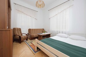 2 dormitoris, planxa i posts de planxar, wifi i roba de llit 