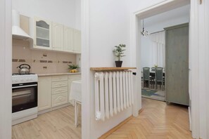 Fridge, oven, stovetop, cookware/dishes/utensils