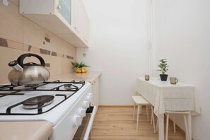 Réfrigérateur, four, plaque de cuisson