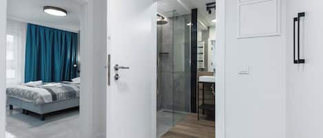 Shower, hair dryer, towels, shampoo