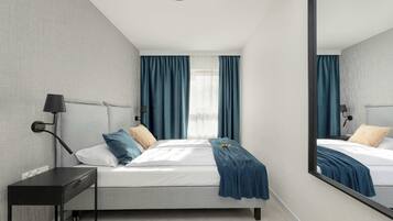 2 bedrooms, desk, iron/ironing board, WiFi