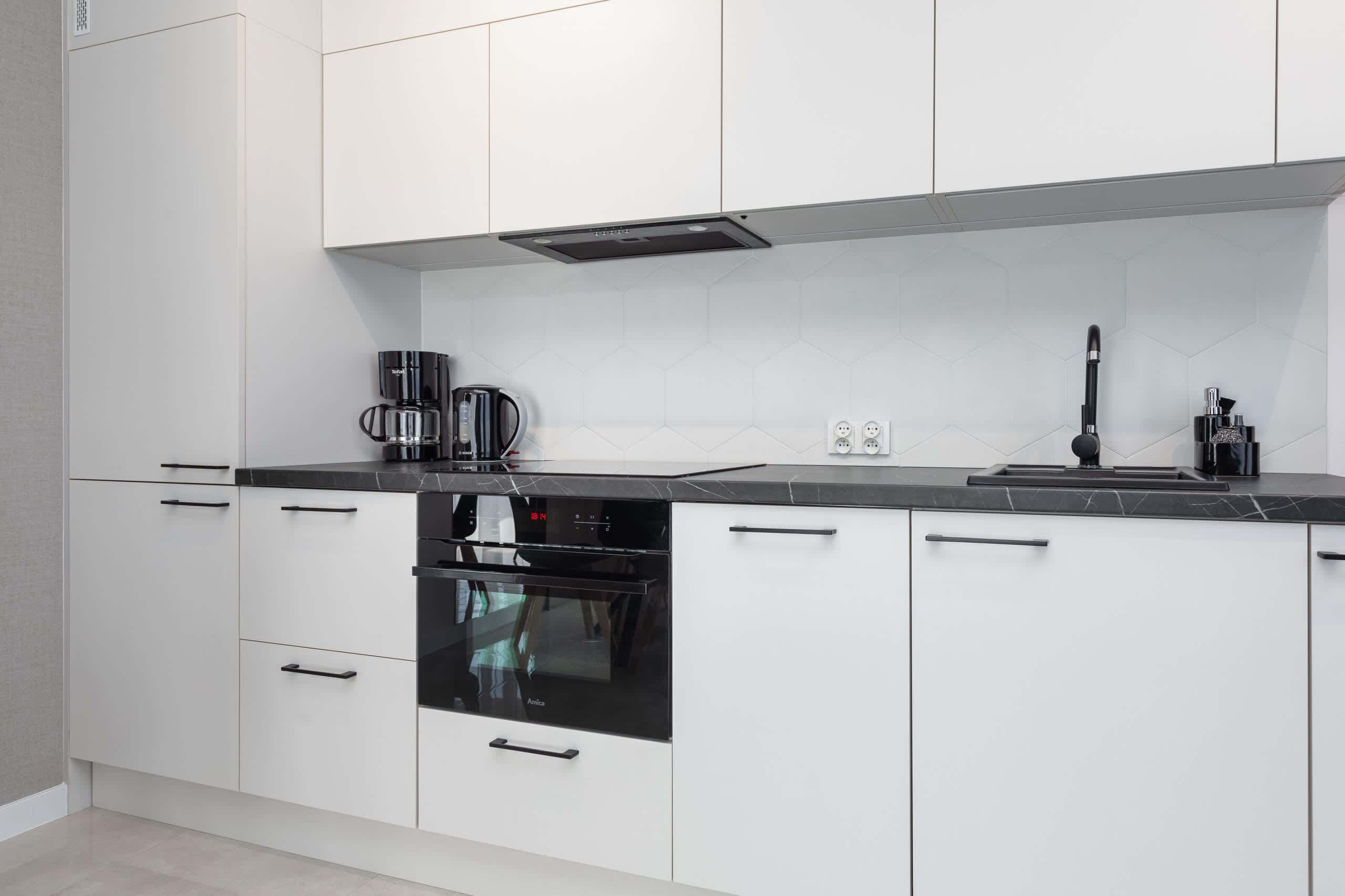 Kühlschrank, Mikrowelle, Ofen, Herdplatte