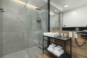 Dusche, Haartrockner, Handtücher, Shampoo