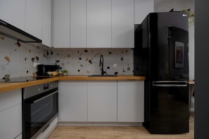 Réfrigérateur, four, plaque de cuisson, lave-vaisselle