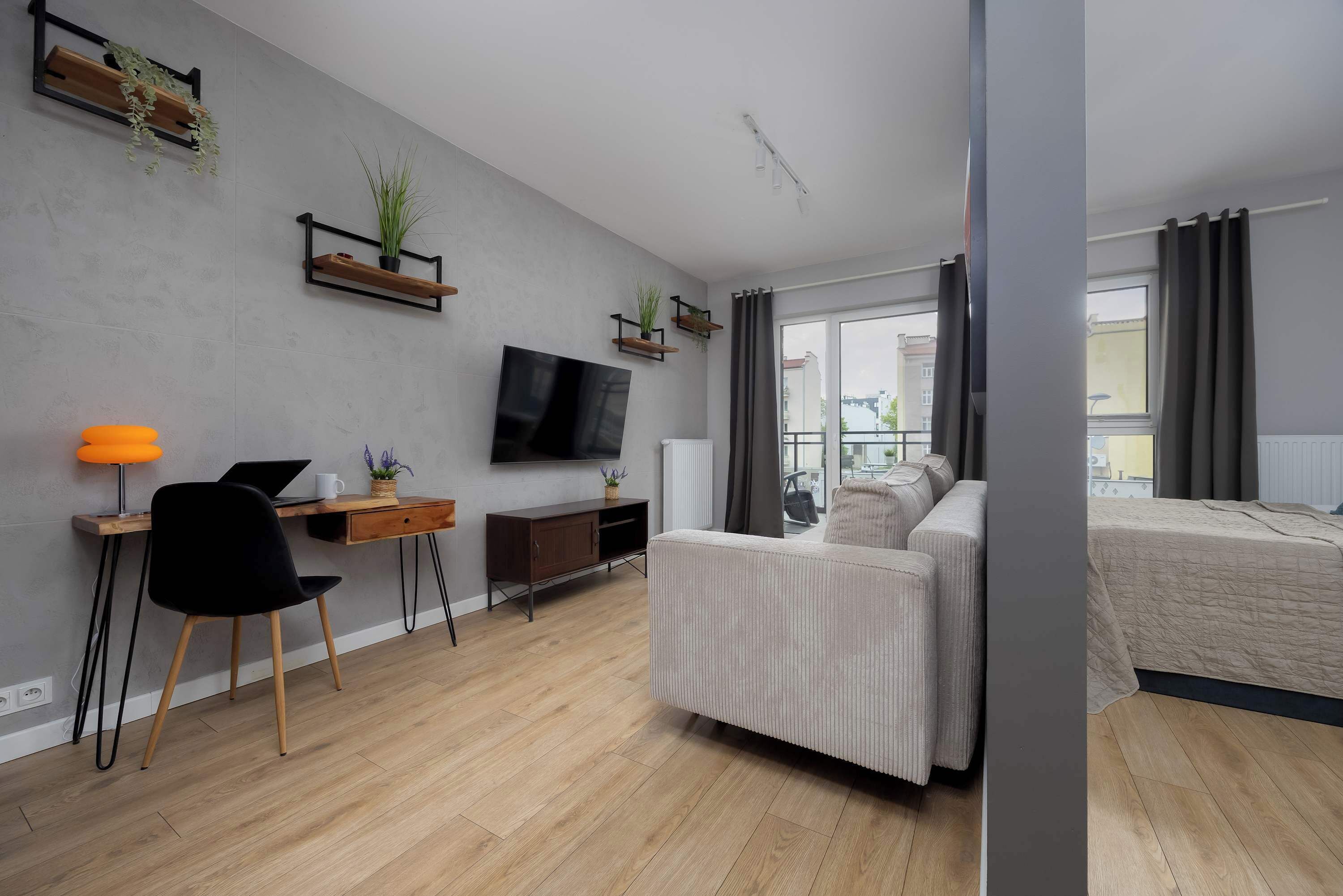 Een bureau, een strijkplank/strijkijzer, reisbedje, wifi