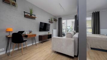 Bureau, fer et planche à repasser, lit parapluie, Wi-Fi