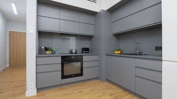 Fridge, oven, stovetop, dishwasher