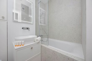 Dusche, Haartrockner, Handtücher, Shampoo