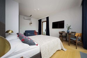 Iron/ironing board, travel crib, WiFi, bed sheets