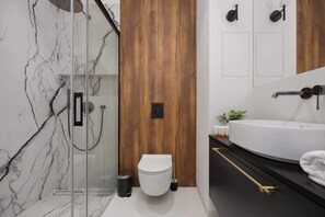 Dusche, Haartrockner, Handtücher, Shampoo