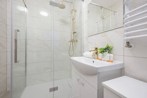 Dusche, Haartrockner, Handtücher, Shampoo