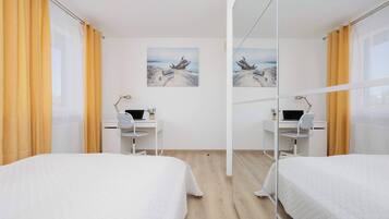 1 chambre, bureau, fer et planche à repasser, lit parapluie