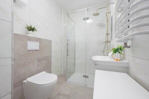 Dusche, Haartrockner, Handtücher, Shampoo