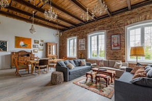 TV, fireplace - Historic House for 10 People in Podlasie | Garden | Parking (Rafałówka)