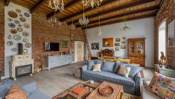 TV, fireplace