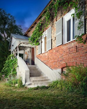 Exterior detail - Historic House for 10 People in Podlasie | Garden | Parking (Rafałówka)