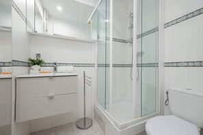 Dusche, Haartrockner, Handtücher