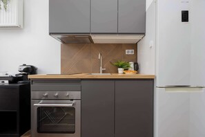 Fridge, oven, stovetop, dishwasher