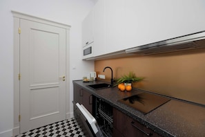 Réfrigérateur, micro-ondes, plaque de cuisson, lave-vaisselle