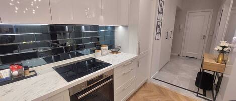 Jääkaappi, mikroaaltouuni, uuni, liesi