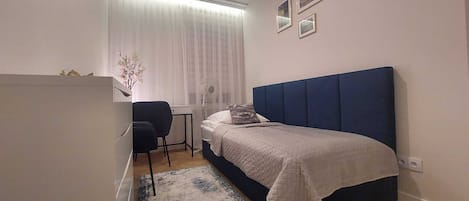 办公桌、熨斗/熨衣板、旅行婴儿床、WiFi