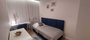 2 dormitoris, escriptori i planxa i posts de planxar 