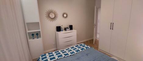 2 多间卧室、办公桌、熨斗/熨衣板、旅行婴儿床