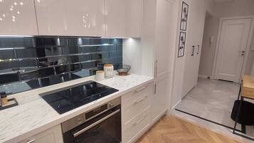 Kühlschrank, Mikrowelle, Ofen, Herdplatte