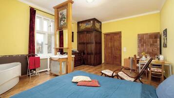 Tabla de planchar con plancha, wifi, ropa de cama