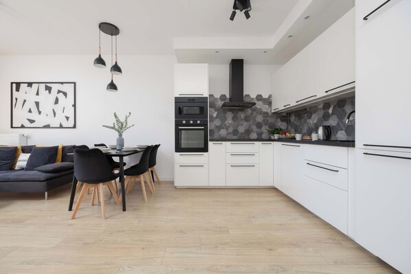 Fridge, microwave, oven, stovetop