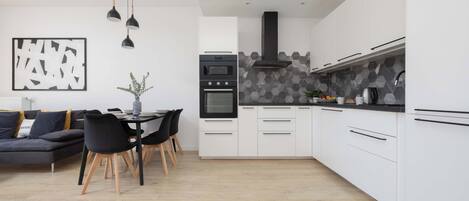 Réfrigérateur, micro-ondes, four, plaque de cuisson