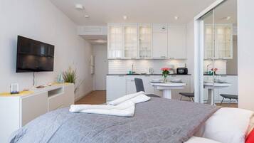 Schreibtisch, Bügeleisen/Bügelbrett, Reisekinderbett, WLAN