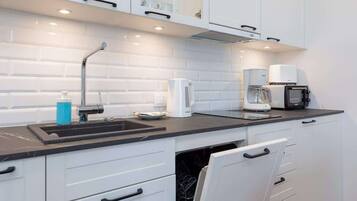 Fridge, stovetop, dishwasher, coffee/tea maker