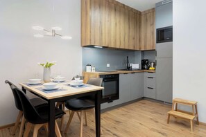 Réfrigérateur, four à micro-ondes, un four, surface de cuisson