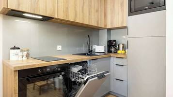 Køleskab, mikrobølgeovn, ovn, kogeplade