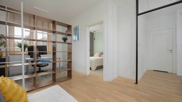 2 habitaciones, escritorio y tabla de planchar con plancha