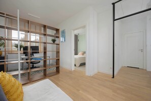 2 chambres, bureau, fer et planche à repasser, lit de bébé portatif